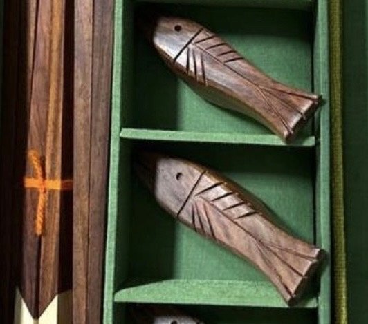 Image 1 of Vintage Japanese chopstick set with fish-shaped chopstick rests – wooden set in original box