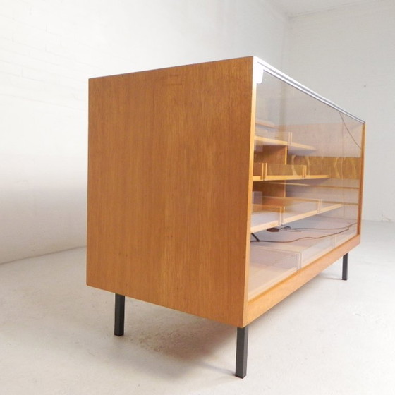 Image 1 of Mostrador/vitrina de exhibición de Ladenbau Brixius, 150 cm de largo, década de 1950.