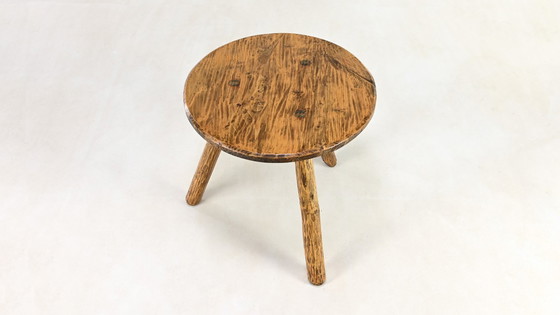 Image 1 of Paar primitive Dreibein-Tische. Frankreich, ca. 1940.