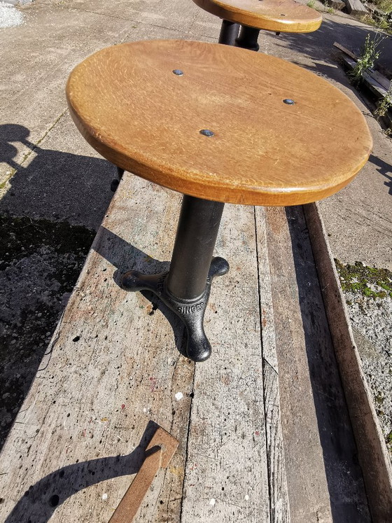 Antieke Singer naaimachine driepoot kruk met ronde gietijzeren zitting – Krukjes, Cast Iron, Wood (photo 11 of 13)