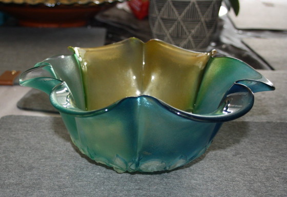 Image 1 of Vintage Walther glazen kom - jaren 1970 - kleurverloop blauw-geel met bloemenpatroon - 27 cm