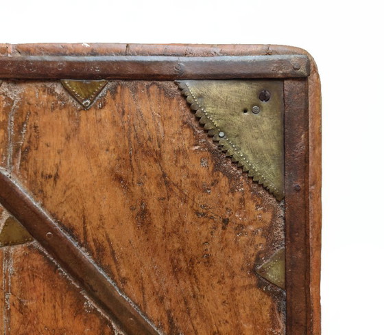 Image 1 of Table rituelle indienne ancienne de type Bajot bois et laiton – Rajasthan ou Gujarat – fin XIXe siècle