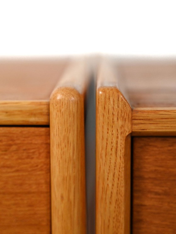 Image 1 of Coppia di comodini scandinavi degli anni '50-'60 con maniglia intagliata