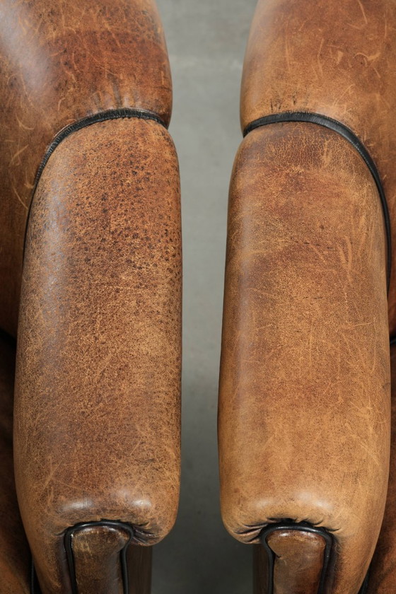 Image 1 of Ensemble robuste de 2 fauteuils club vintage en peau de mouton de style anglais