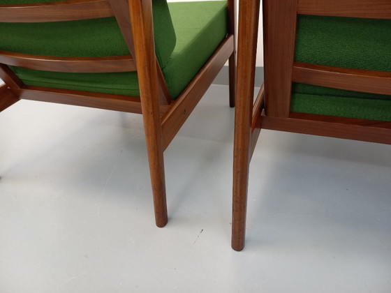 Image 1 of Een paar vintage Scandinavische fauteuils van teakhout met groene stof uit de jaren 60.
