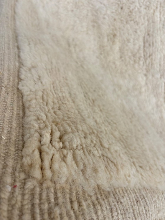 Image 1 of Extra groot Marokkaans Mrirt wollen tapijt 240x350 cm – Wit minimalistisch geometrisch ontwerp