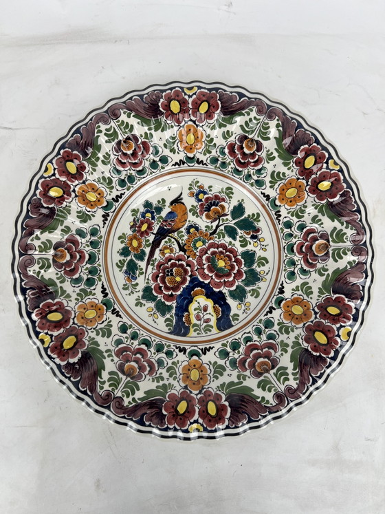 Image 1 of Antiker, polychromer, handbemalter Wandteller mit Blumen- und Vogelmotiv