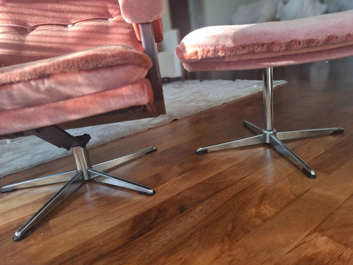 Sessel und Hocker im Stil der 70er Jahre in Altrosa. Beide stehen auf stabilen Metallbeinen und sind um 360° drehbar.