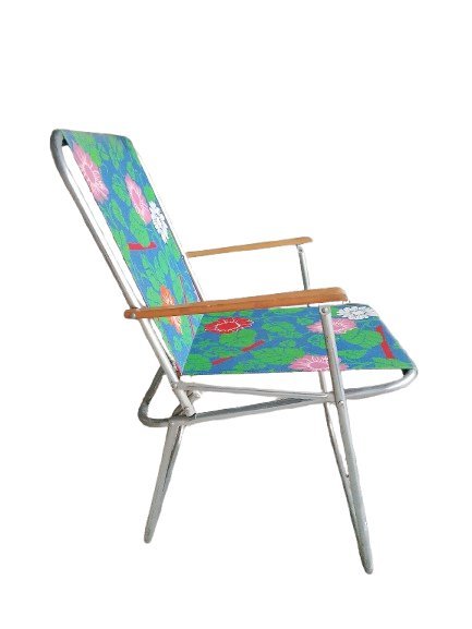 Image 1 of 3 vintage klapstoelen uit de jaren 70, met bloemenstof en houten armleuningen.