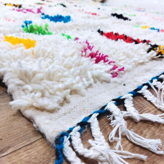 Image 1 of Azilal-Wollteppich, farbenfroh – Naturfarbene Regenbogenwolle, handgewebt (250×230 cm)