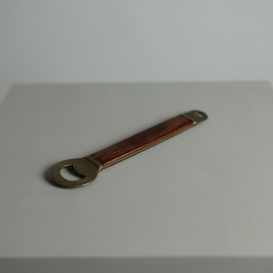 Grande apribottiglie Mid-Century in ottone e palissandro, Europa, anni '60 – Oggetti decorativi, Brass, Wood (photo 8 of 12)