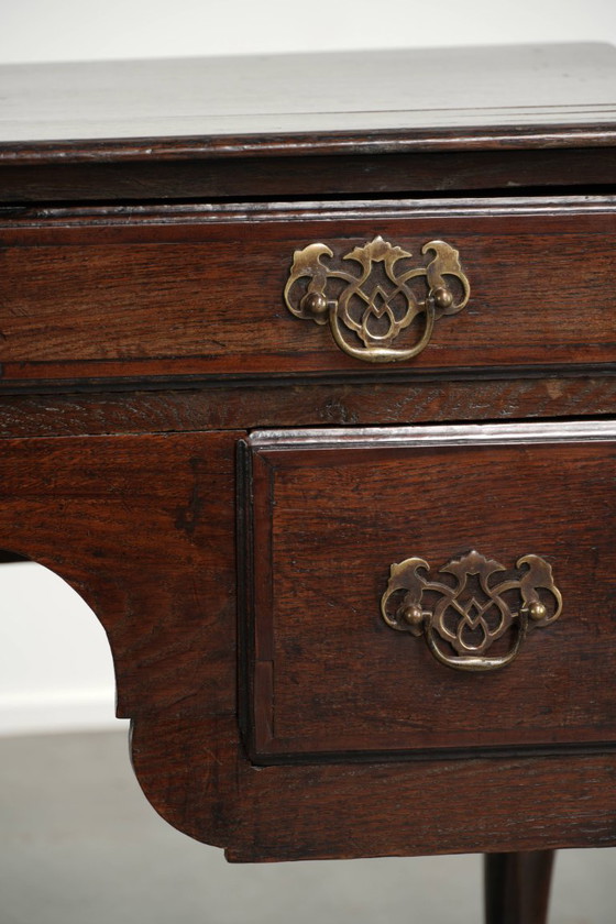 Elegant 18th-century English oak lowboy/side table with a luxurious appearance – Wood (photo 11 of 11)