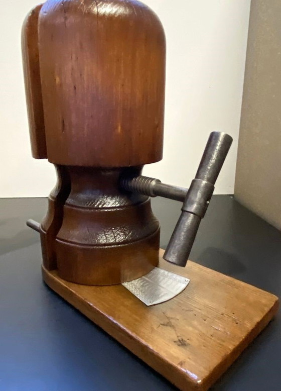 Image 1 of Antieke mal, vorm-, spreid-, span- en vormgereedschap, hoedenmakersgereedschap, begin 1900
