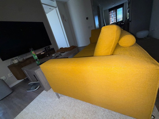 Splendido divano Aikon a 3 posti, disponibile in pronta consegna – Giallo Girasole 🌻 – Design on Stock (photo 13 of 16)