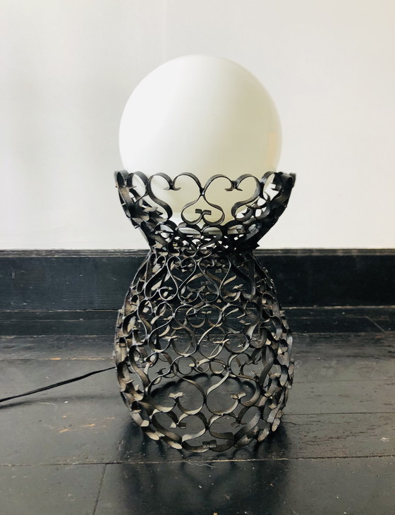 Image 1 of Zwarte smeedijzeren lamp met een handgemaakte witte bol.