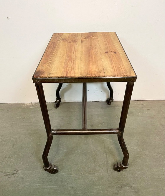 Image 1 of Table industrielle sur roulettes, années 1960
