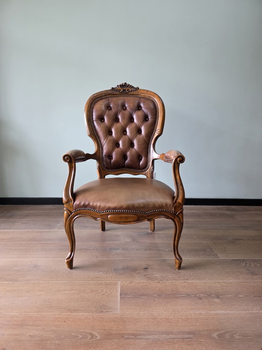 Klassieke vintage leren fauteuil met houten frame
