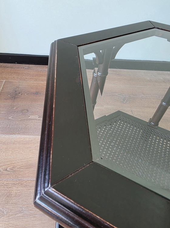 Image 1 of Vintage Hollywood Regency / Faux Bamboo bijzetafel met facetgeslepen glas