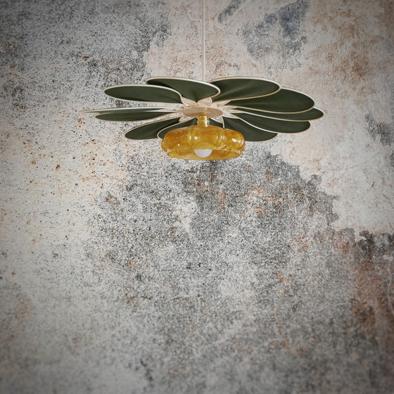 Image 1 of Lampada a sospensione a forma di fiore in rattan e lino color verde abete – Artisan Lighting