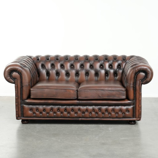 Wunderschönes Chesterfield-Sofa im englischen Stil, 2-Sitzer aus Rindsleder in einem schönen, zeitlosen Braunton.