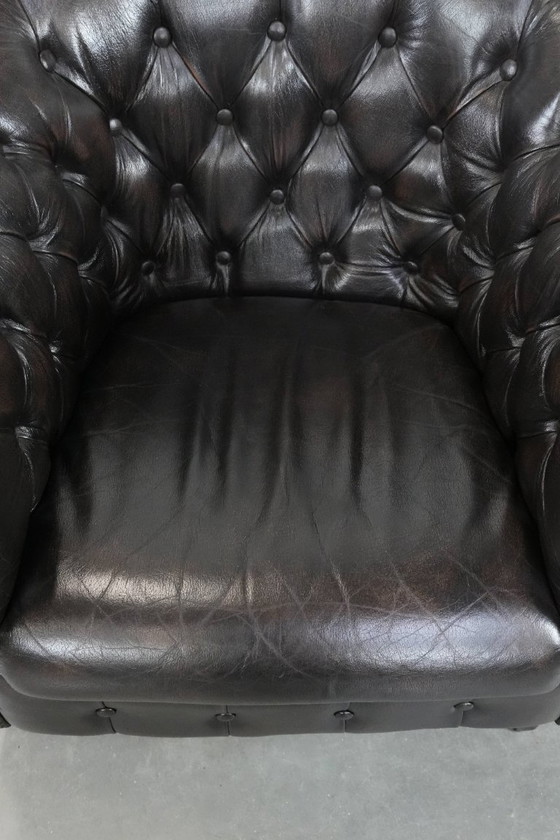 Image 1 of Fauteuil club Chesterfield luxueux en cuir de vachette foncé de style anglais