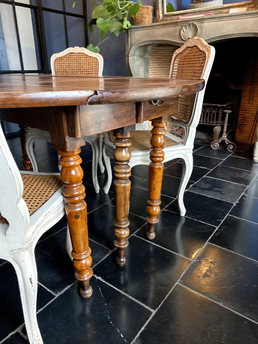 Table ronde antique avec 8 chaises