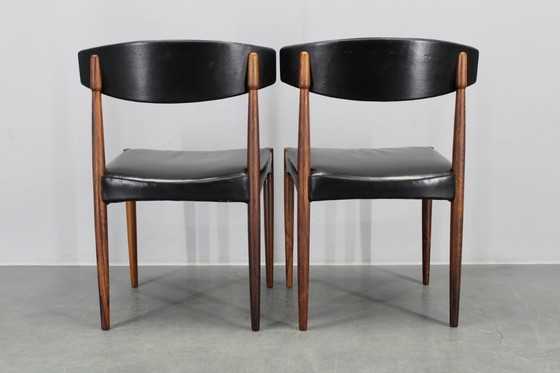 Image 1 of    	 1960er Satz von sechs hölzernen Esszimmerstühlen mit schwarzem Kunstlederbezug, Dänemark