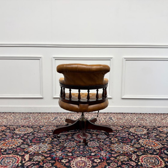 Klassischer englischer brauner Chesterfield Bürostuhl – Bürostühle, Holz, Leder (photo 4 of 7)