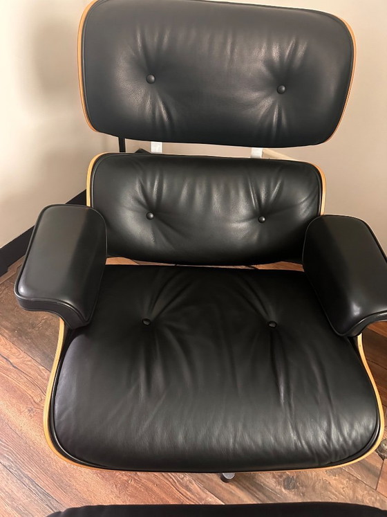 Image 1 of Le fauteuil et le repose-pieds Eames | Charles & Ray Eames
