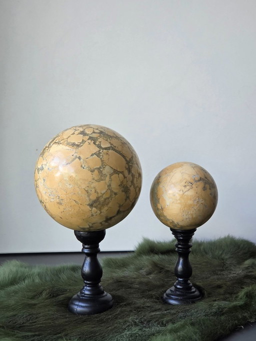 Splendida coppia di sfere di onice su supporti in legno – Set unico!