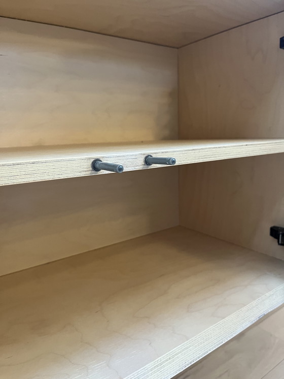 Image 1 of Entwurf eines schwebenden Wandschranks aus Birkensperrholz