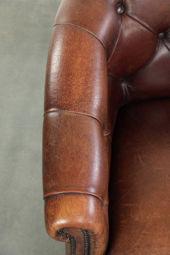 Image 1 of 2x karaktervolle en warme schapenleren clubfauteuil in Engelse chesterfield stijl