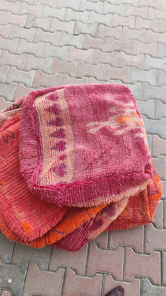 Image 1 of Handgemaakte poefs van vintage Marokkaanse tapijten – €120 per stuk