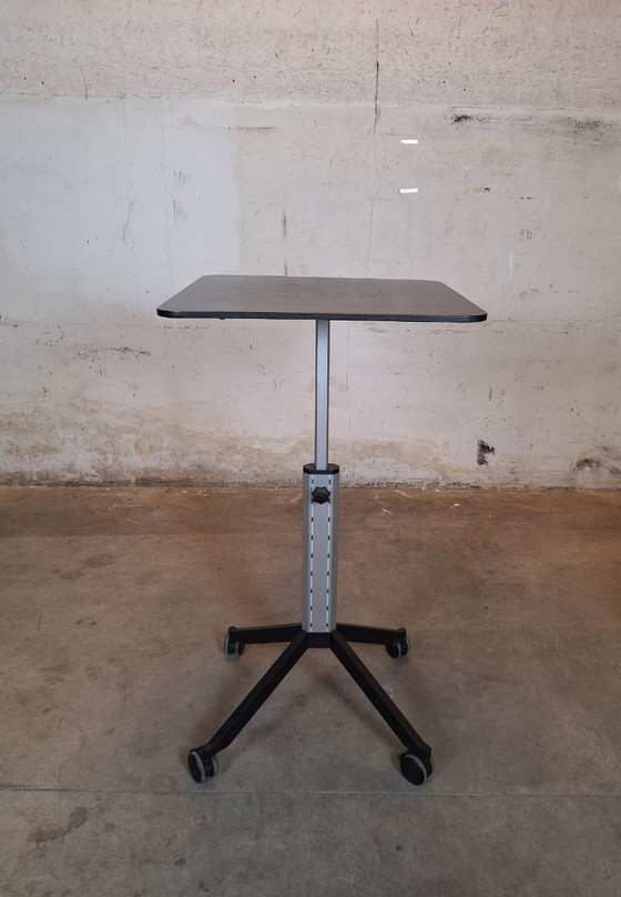 Image 1 of Mesa móvil negra con ruedas y altura regulable