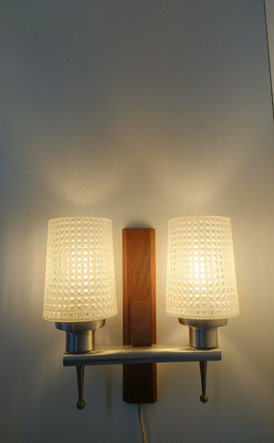 Image 1 of Skandinavische Wandlampe aus den 1950er/60er Jahren mit 2 wabenförmigen Glasschirmen
