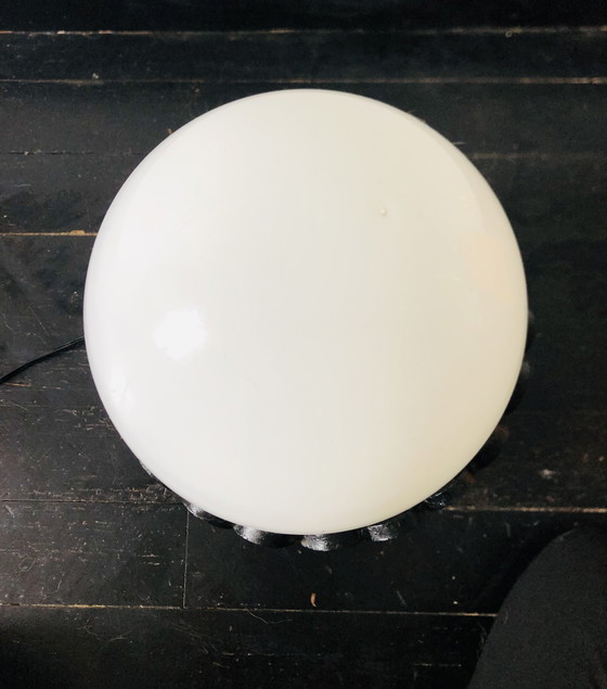 Image 1 of Zwarte smeedijzeren lamp met een handgemaakte witte bol.