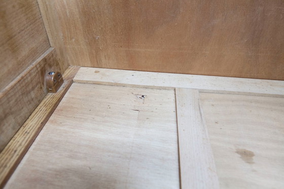 Image 1 of Kledingkast uit de jaren 50 met kompasvormige poten, schuifdeuren en een nieuw bovenblad.