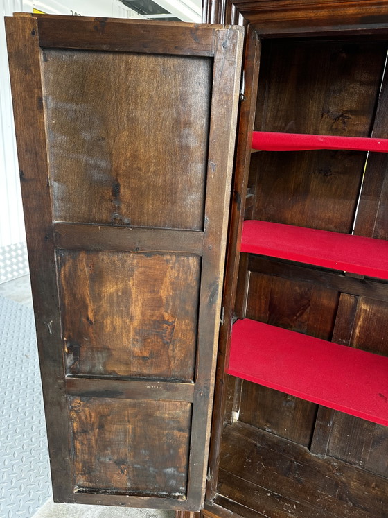 Image 1 of Antiker Kleiderschrank/Schrank im spanischen Stil aus Massivholz mit geschnitzten Paneelen
