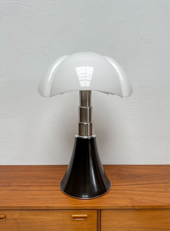 Image 1 of Grote Pipistrello tafellamp uit de jaren 70 van Gae Aulenti voor Martinelli Luce – Verstelbaar designicoon