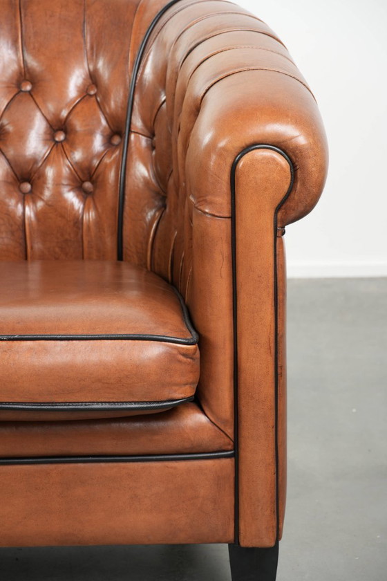 Image 1 of In goede staat verkerende schapenleren chesterfield clubfauteuil in Engelse stijl