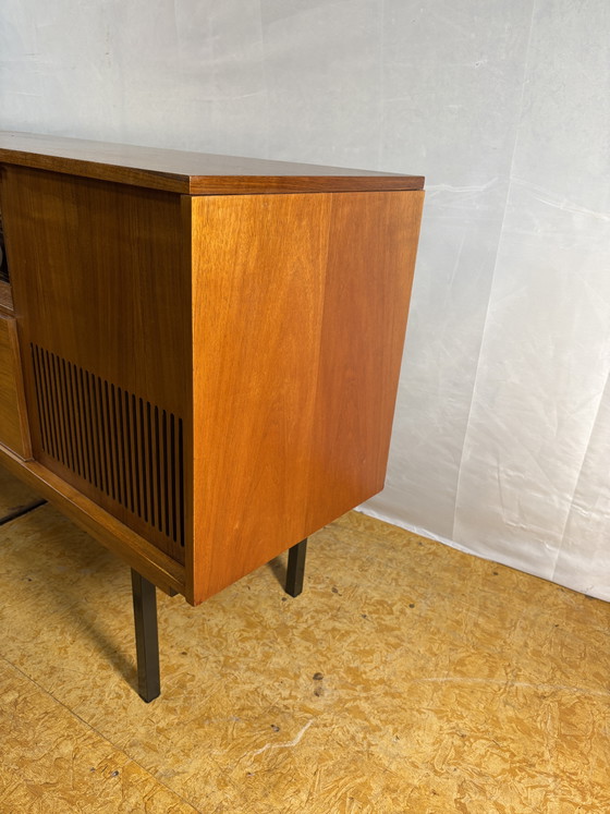 Image 1 of Mid-century retro vintage dressoir van gevlamd teakhout met radiogram – Loewe radio en platenspeler (jaren 1960-1970)
.