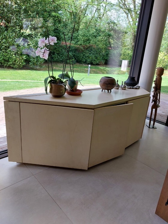 Image 1 of Vintage, op maat gemaakt geometrisch dressoir/hoekkast van gelakt MDF met een interieur van eikenhouten laminaat.