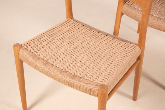 Image 1 of 8x Niels Møller Modelo 75 en roble, década de 1960, Dinamarca