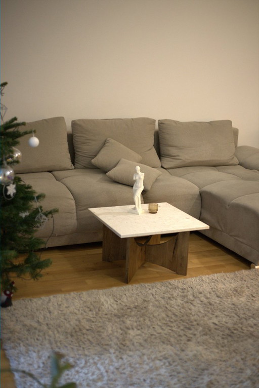 Salontafel Quadrata Crema Perla, gemaakt van natuursteen en massief eikenhout.