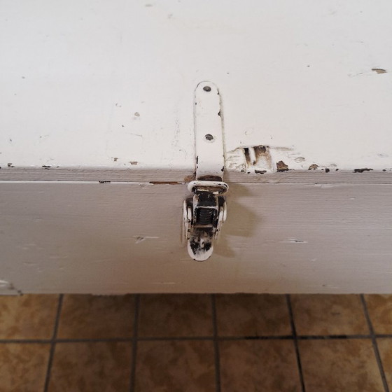 Image 1 of Weiße Holzkiste auf Rädern