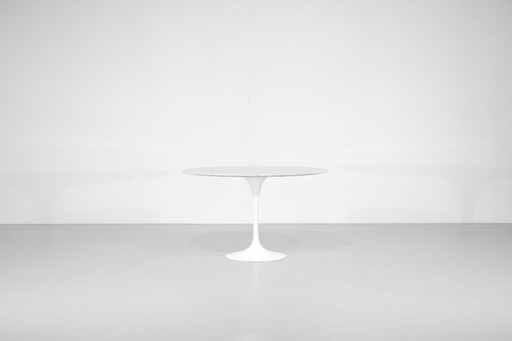 Marmeren eettafel "Tulip" van Eero Saarinen voor Knoll International, VS 1956.