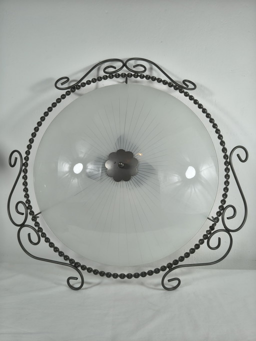 Große Vintage-Wand-/Deckenleuchte im Art-Deco-Stil aus Schmiedeeisen und Milchglas – Ø 49 cm