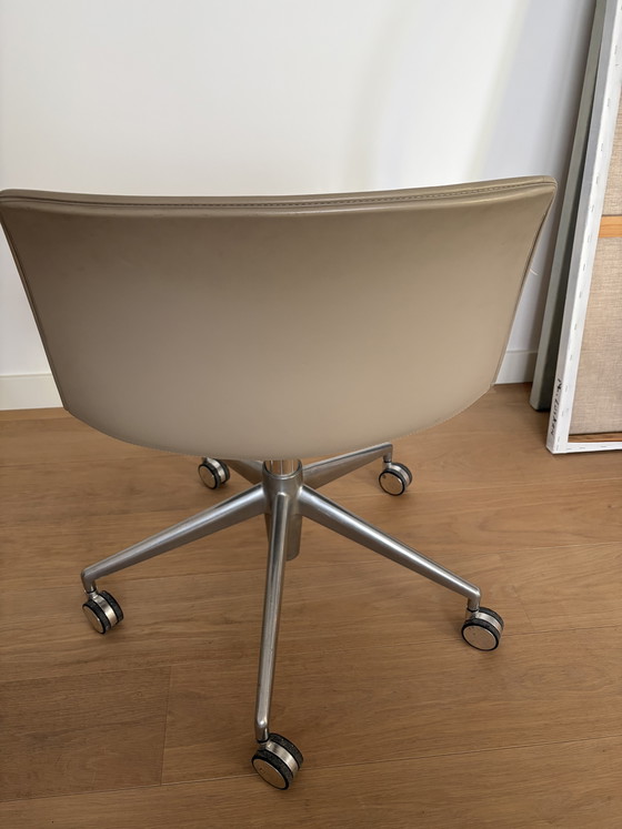 Image 1 of 1 x Arper Bürostuhl, cremefarbenes Leder, höhenverstellbar und drehbar