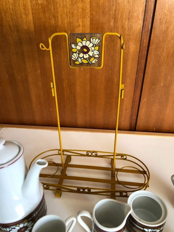 Image 1 of Vintage retro theeservies flower power jaren 60 waarschijnlijk van het merk Enesco aan bijbehorend metalen rek hoogte 32 b 28 d 