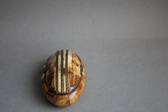 Image 1 of Portagioie vintage in corno o osso con decorazioni in ottone sul coperchio.